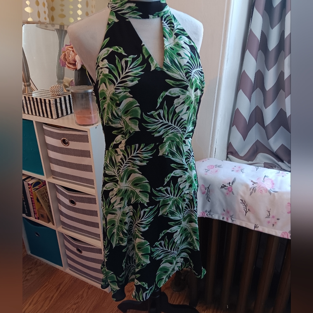 FLORAL BELLE VERE DRESS KEYHOLE FRONT